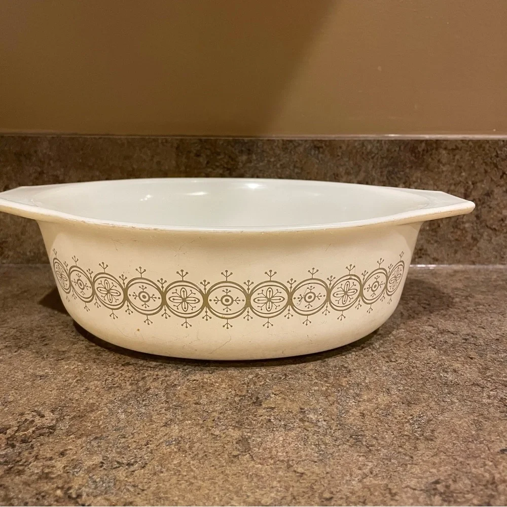 Pyrex Vintage Olive Medallion 043 1 1/2 Quart Bakeware